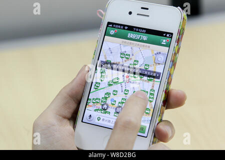 --FILE--un résident chinois utilise le Kuaidi-hailing taxi Dache app sur son smartphone à Shanghai, Chine, le 27 janvier 2014. Un conducteur de voiture privée workin Banque D'Images