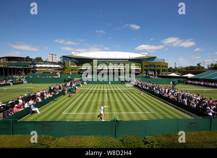 Vue panoramique de l'extérieur de l'édifice du Centre avec les tribunaux dans l'arrière-plan, 2019 de Wimbledon, Londres, Angleterre, Royaume-Uni. Banque D'Images