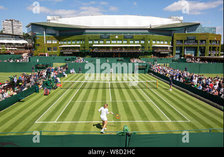 Vue panoramique de l'extérieur de l'édifice du Centre avec les tribunaux dans l'arrière-plan, 2019 de Wimbledon, Londres, Angleterre, Royaume-Uni Banque D'Images