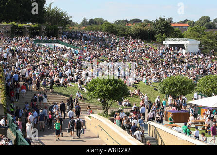 Portrait de spectateurs sur Henman Hill au cours de 2019 de Wimbledon, Londres, Angleterre, Royaume-Uni Banque D'Images