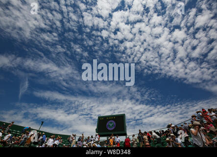 Low angle view of ciel nuageux au-dessus du stade de tennis de Wimbledon, au cours de 2019 Londres, Angleterre, Royaume-Uni Banque D'Images