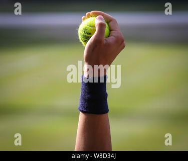 Main d'un ballboy tenant une balle au cours de 2019 de Wimbledon, Londres, Angleterre, Royaume-Uni Banque D'Images