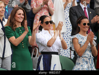 Catherine (L), la duchesse de Cambridge, Meghan, duchesse de Sussex und Pippa Middleton tout en regardant d'encouragement au cours de match de Wimbledon, 2019 Banque D'Images