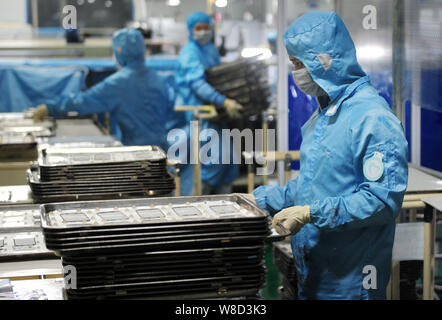 --FILE--processus de travailleurs chinois en verre garantit pour les produits électroniques à l'usine de Lens Technology en Langli, Changsha city, ville de la Chine centrale Hu Banque D'Images