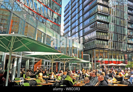 Terrasse dans le Sony Center, Berlin, Allemagne Banque D'Images