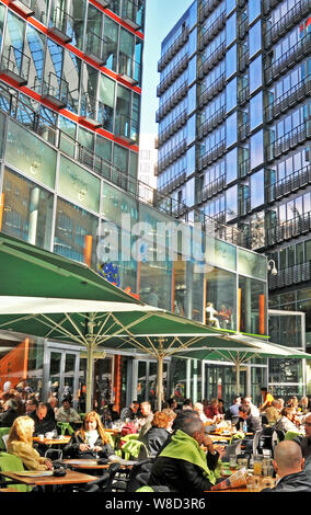 Terrasse dans le Sony Center, Berlin, Allemagne Banque D'Images