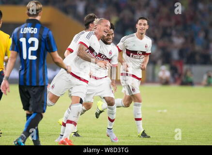 Philippe Mexes, centre de l'AC Milan, célèbre avec les membres de l'équipe après avoir marqué un but contre l'Inter Milan dans un match de football au cours de l'International 2015 Banque D'Images