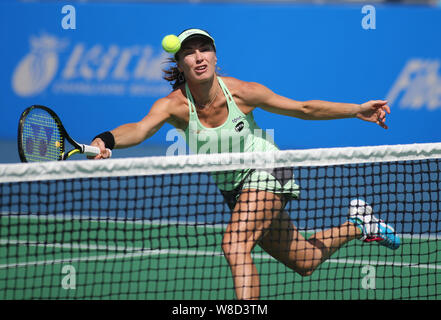 Martina Hingis de Suisse renvoie une tourné comme elle et Sania Mirza de l'Inde en concurrence contre Anastasia Rodionova Klaudia Jans-Ignacik de Russie et de Banque D'Images