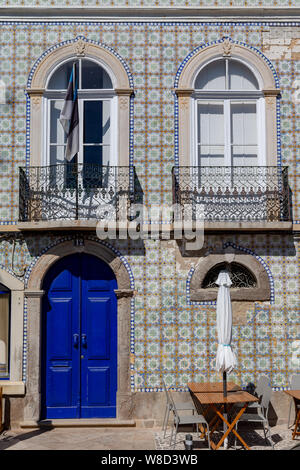 Chambre décorée avec des azulejos avant à Tavira, Algarve, Portugal. Banque D'Images