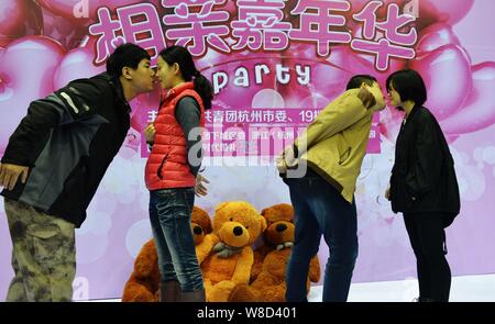 Les jeunes gens non mariés chinois prendre part à un événement de jumelage dans l'est de Hangzhou, ville Zhejinag Chines province, 9 novembre 2014. Banque D'Images