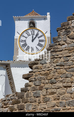 L'église Igreja de Santa Maria do Castelo dans la vieille ville de Tavira, Algarve, Portugal. Banque D'Images