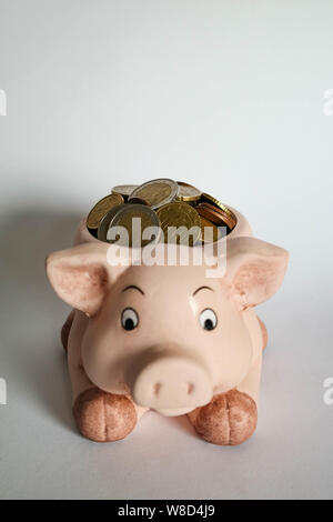 Cochon Tirelire en céramique, avec des pièces de monnaie Banque D'Images