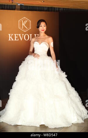 Hong Kong L'actrice Nancy Wu pose à la cérémonie d'ouverture pour l'actrice Myolie Wu's 'Kevolie' boutique robe de mariage à Hong Kong, Chine, 10 août 2015. Banque D'Images