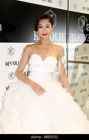 Hong Kong L'actrice Nancy Wu pose à la cérémonie d'ouverture pour l'actrice Myolie Wu's 'Kevolie' boutique robe de mariage à Hong Kong, Chine, 10 août 2015. Banque D'Images