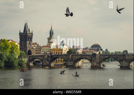 Vue panoramique du célèbre Pont Charles (Karluv Most) et la vieille ville à Prague, en République tchèque. Vue spectaculaire sur le pont sur la rivière Vltava avec des oiseaux Banque D'Images
