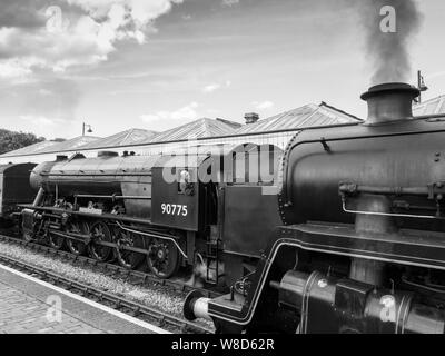 The Royal Norfolk Regiment loco 90775 departingThe train à vapeur, la gare de North Norfolk, Norfolk, Sheringham UK. Non aiguisé. Banque D'Images