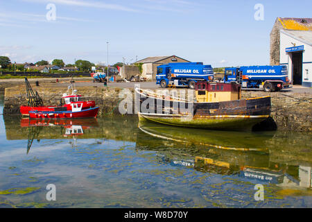 8 Août 2019 Un ancien chalutier à quai de travail de l'ancien bassin du port de Ardglass County Down Irlande du Nord avec les petits bateaux. Local f Banque D'Images