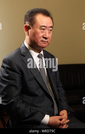 --FILE--Wang Jianlin, Président de Wanda Group, assiste à une entrevue à Shanghai, Chine, 21 mars 2014. Wang Jianlin, président de Dalian Wanda Group, Banque D'Images