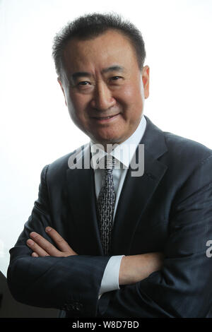 --FILE--Wang Jianlin, Président de Dalian Wanda Group, pose lors d'une entrevue à Shanghai, Chine, 21 mars 2014. Wang Jianlin, président de Dalian Wand Banque D'Images