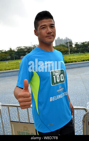 Le premier ultra-marathon international champion Chen Penbin pose au cours de la cérémonie pour lancer le défi de courir 100 marathons en 100 par Banque D'Images