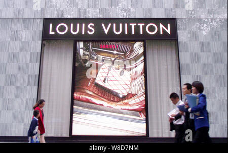 --FILE--piétons devant une boutique Louis Vuitton de LVMH Moet Hennessy Louis Vuitton SA à Nanjing, province du Jiangsu, Chine de l'est 1 novembe Banque D'Images