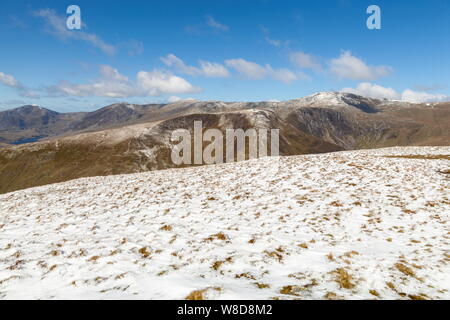 À la recherche sur les plages de Carneddau du sommet de Pen Llithrig An Wrach, Parc National de Snowdonia Banque D'Images