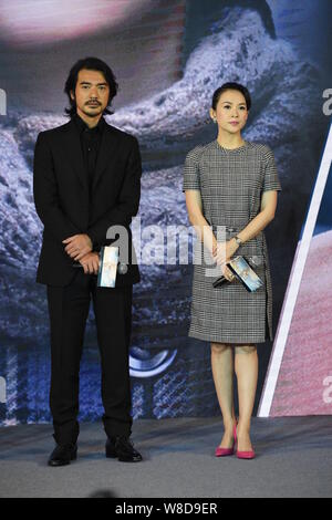 L'actrice chinoise Zhang Ziyi, droite, Taiwanese-Japanese l'acteur et chanteur Takeshi Kaneshiro posent lors d'une conférence de presse pour son nouveau film 'La Traversée Banque D'Images