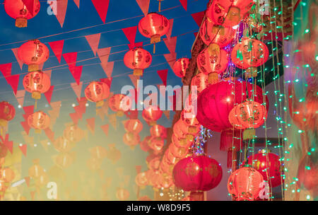 Les lanternes du nouvel an chinois dans Chinatown.Text dire le bonheur et la santé Banque D'Images