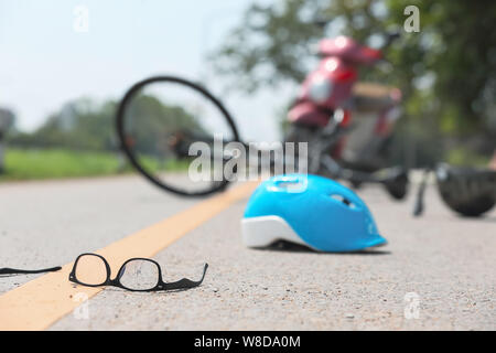 Accident accident de moto avec vélo sur route Banque D'Images