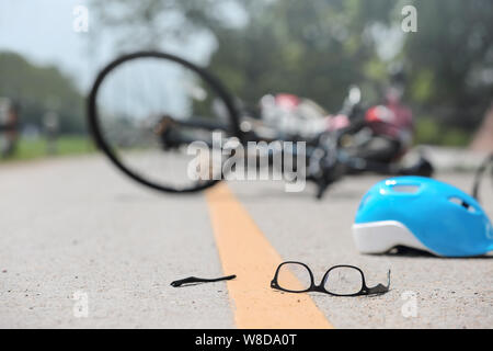 Accident accident de moto avec vélo sur route Banque D'Images