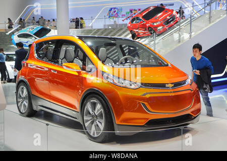 --FILE--un visiteur regarde un boulon Chevrolet EV concept car de Shanghai GM, une joint venture entre SAIC Motor et General Motors, lors du 16ème Shan Banque D'Images