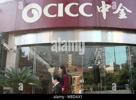 --FILE--piétons passent devant une succursale de CICC (China International Capital Corporation) à Shanghai, Chine, 14 octobre 2014. China International Ca Banque D'Images