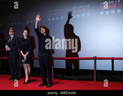 (De gauche) American réalisateur Christopher McQuarrie, actrice suédoise Rebecca Ferguson et l'acteur américain Tom Cruise assister à un événement pour leur premiere Banque D'Images