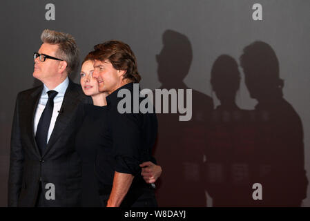 (De gauche) American réalisateur Christopher McQuarrie, actrice suédoise Rebecca Ferguson et l'acteur américain Tom Cruise assister à un événement pour leur premiere Banque D'Images