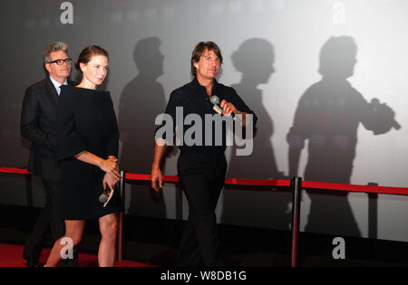 (De gauche) American réalisateur Christopher McQuarrie, actrice suédoise Rebecca Ferguson et l'acteur américain Tom Cruise assister à un événement pour leur premiere Banque D'Images