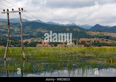 Les lignes électriques en bois au-dessus de l'eau sur le lac Inle, Myanmar/Birmanie. Banque D'Images