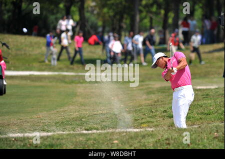 Wu Ashun de Chine les hits d'un bunker durant la finale du tournoi de golf de Volvo Open de Chine 2015 à Shanghai, Chine, le 26 avril 2015. David Ho Banque D'Images
