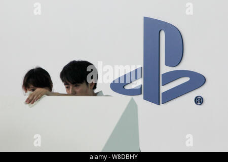 --FILE--employés chinois sont vus sur le stand de la PlayStation de Sony avant l'ouverture de la 12e China Digital Entertainment Expo, également connu sous le nom de Banque D'Images