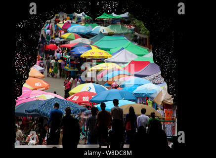 Marché avec parasols colorés en face de la "hwedagon» à Yangon, Myanmar/Birmanie. Banque D'Images