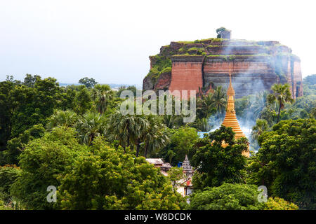 Plus de fumée la pagode d'or dans la forêt au 'Mingun Pahtodawgyi' monument près de Mandalay, Myanmar/Birmanie. Banque D'Images