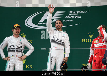 Lewis Hamilton de la Grande-Bretagne de Mercedes, centre, célèbre à côté de son coéquipier, l'Allemand Nico Rosberg, à gauche, et l'Allemagne de Sebastian Vettel de Ferrari Banque D'Images