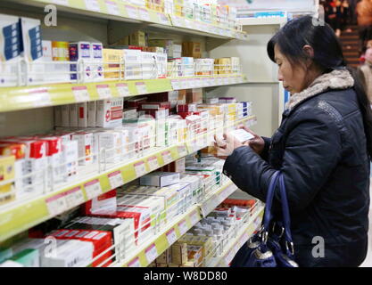 --FILE--un chinois local résident achète des médicaments à une pharmacie dans la ville de Xuchang, province du Henan en Chine centrale, 16 février 2014. La Chine va supprimer p Banque D'Images