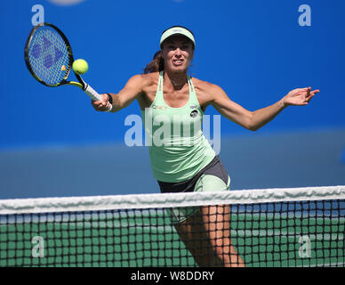 Martina Hingis de Suisse renvoie une tourné comme elle et Sania Mirza de l'Inde en concurrence contre Anastasia Rodionova Klaudia Jans-Ignacik de Russie et de Banque D'Images