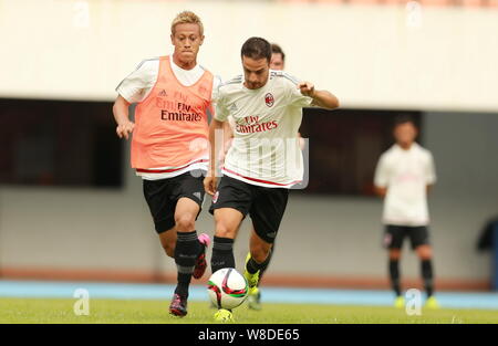Keisuke Honda, à gauche, et d'autres membre de l'équipe de l'AC Milan de prendre part à une session de formation pour la Coupe des Champions International 2015 dans la ville de Shenzhen, sout Banque D'Images
