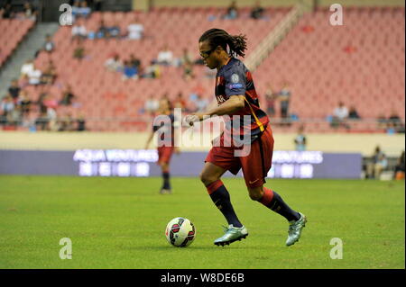 Edgar Davids d FPBarcelona entre joueurs dribble contre pour toujours dans un match de football au cours de la Ligue gagnante 2015 du Legend International Championshi Banque D'Images