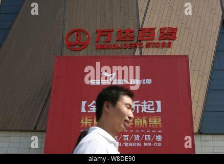 --FILE--un piéton passe devant un magasin de Wanda Dalian Wanda Group à Wuhan, province du Hubei en Chine centrale, le 29 septembre 2012. Da Banque D'Images