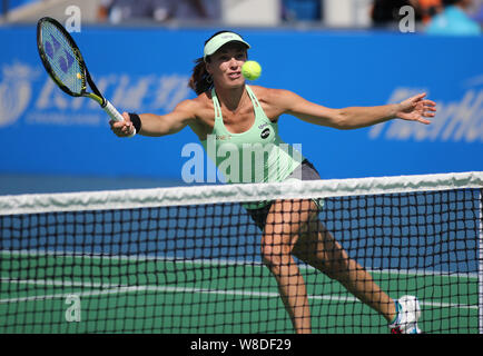 Martina Hingis de Suisse renvoie une tourné comme elle et Sania Mirza de l'Inde en concurrence contre Anastasia Rodionova Klaudia Jans-Ignacik de Russie et de Banque D'Images