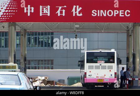 --FILE--un bus est être ravitaillé à une station de Sinopec à Yichang city, province du Hubei en Chine centrale, le 24 juillet 2013. Plus grand raffineur d'Asie, C Banque D'Images