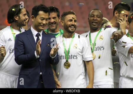 La star du football italien Fabio Cannavaro du Real Madrid de légendes, centre, et ses coéquipiers célèbrent après avoir battu l'Inter Milan les légendes dans leur ma football Banque D'Images