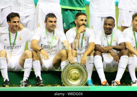 La star du football italien Fabio Cannavaro, centre, star du football espagnol Manuel Sanchis, deuxième à gauche, et ses coéquipiers du Real Madrid Légendes poser après defe Banque D'Images